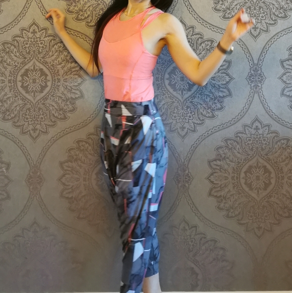 Lululemon tank top with built in bra - Picture 3 of 9